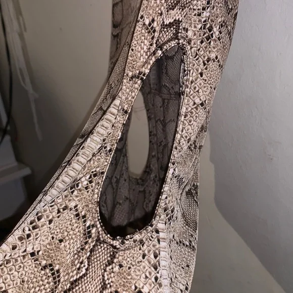 this is a body suit is from cage and it’s in good condition a medium - Picture 2 of 4